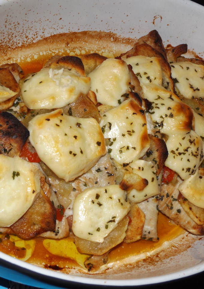 Una foto de Pechugas de pavo con patatas, bacon y queso Reblochon
