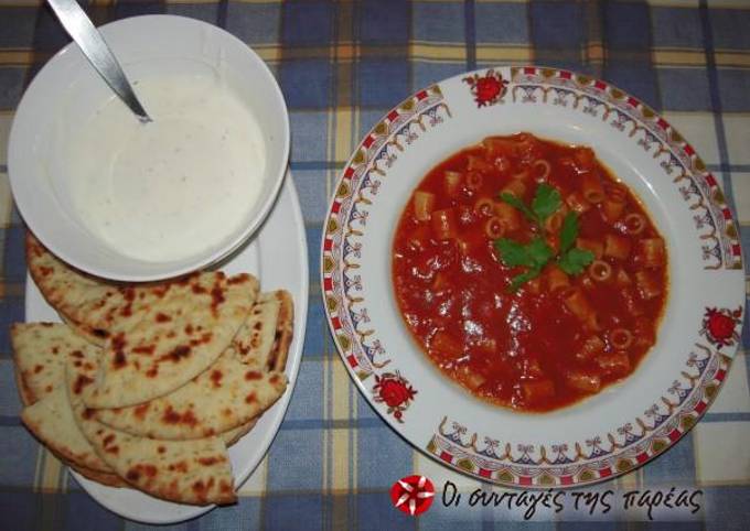 κύρια φωτογραφία συνταγής Ντοματόσουπα με ντιπ γιαουρτιού
