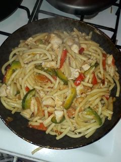 Una foto de Fideos al wok de vegetales y pollo