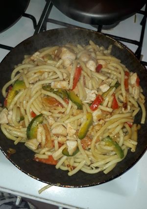 Una foto de Fideos al wok de vegetales y pollo