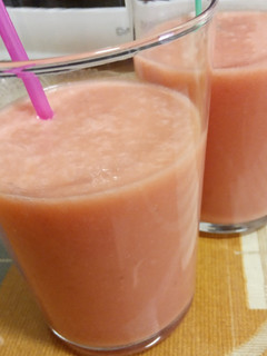 Una foto de Batido y helado de sandía y plátano con bebida vegetal