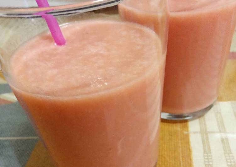 Batido y helado de sandía y plátano con bebida vegetal
