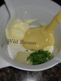 A picture of Dipping sauce (sweet & sour sauce).