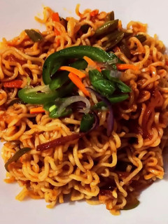 वेज नूडल्स (Veg Noodles Recipe in Hindi) रेसिपी मुख्य फोटो