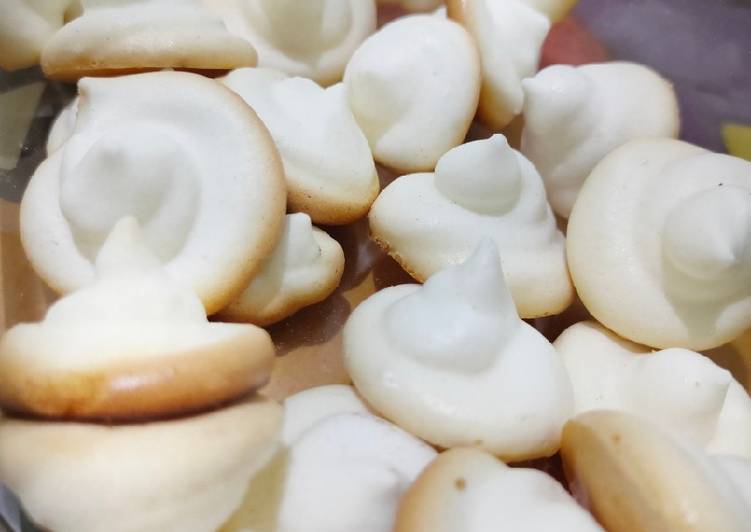 Meringue Meleleh di mulut