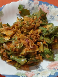 Una foto de Lentejas en ensalada con salsa de piquillos y mostaza y chispita de picante