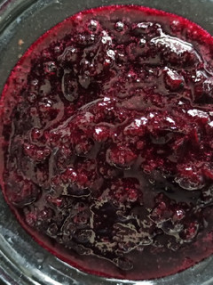Una foto de Salsa de cerezas y arándanos