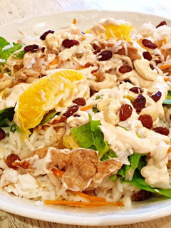 Una foto de Ensalada Oriental de Arroz con Pollo