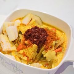 A picture of Lontong.