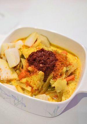 A picture of Lontong.