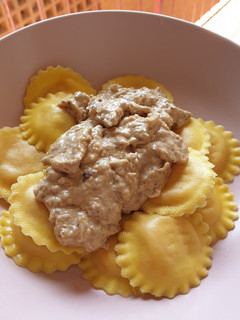 Una foto de Raviolis con salsa de nueces