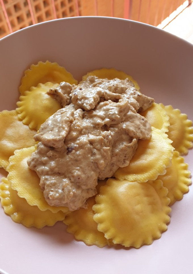 Una foto de Raviolis con salsa de nueces