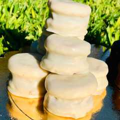 Una foto de Alfajores de chocolate blanco