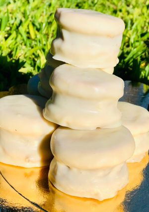 Una foto de Alfajores de chocolate blanco