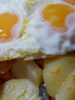 Una foto de Huevos a la plancha, con Calabaza y Patatas!🥔🍳