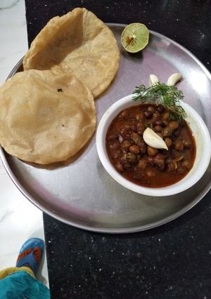 छोले भटूरे रेसपी (Chole bhature recipe in marathi) रेसिपी चे मुख्य फोटो