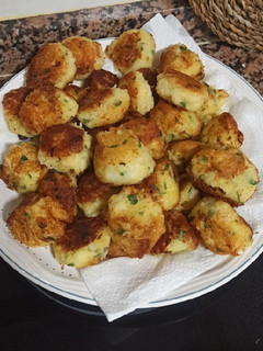 Una foto de 🇵🇹🎣 Bolinhos de bacalhau, pasteles de bacalao