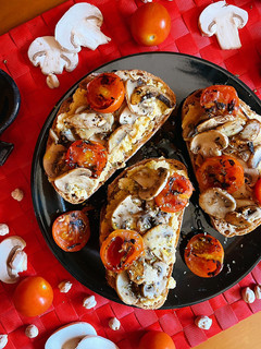 Una foto de Tostadas de hummus, champiñones y cherrys