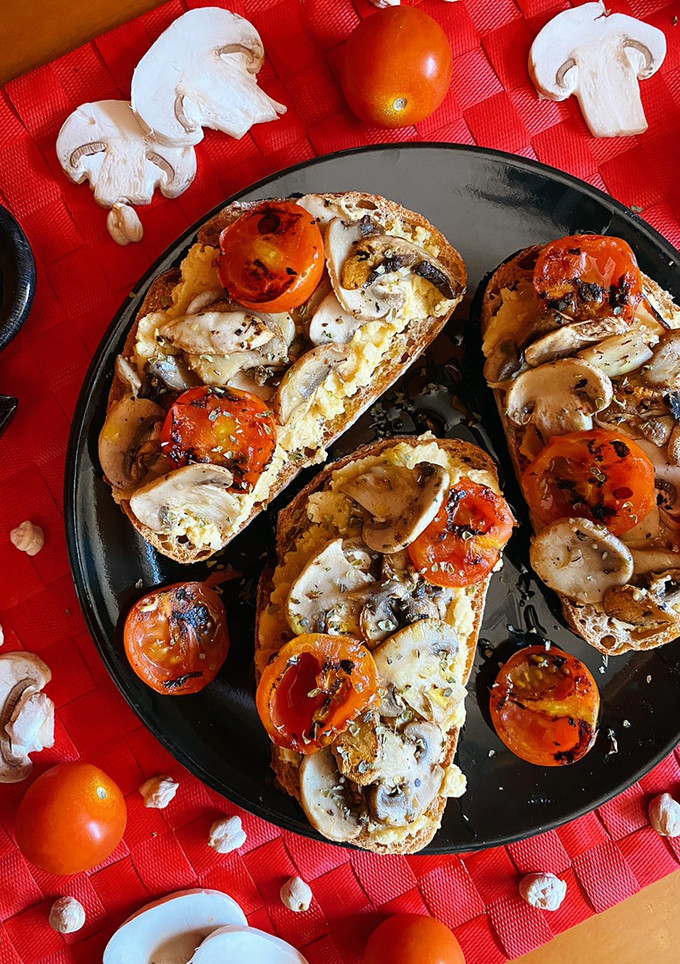 Una foto de Tostadas de hummus, champiñones y cherrys