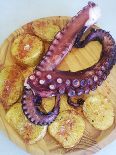 Una foto de Pulpo a la plancha con patatas y aceite de pimentón