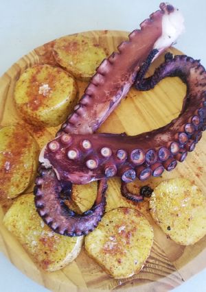 Una foto de Pulpo a la plancha con patatas y aceite de pimentón