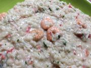 Una foto de arroz con camarones y surimi