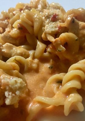 Una foto de Fideos con tomate y pollo