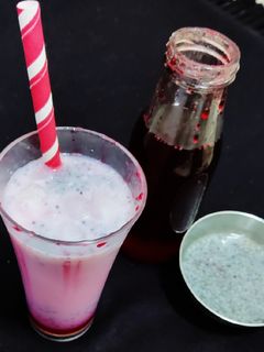 मिल्क रोज़ सब्जा शरबत (milk rose sabza sharbat recipe in Hindi) रेसिपी मुख्य फोटो