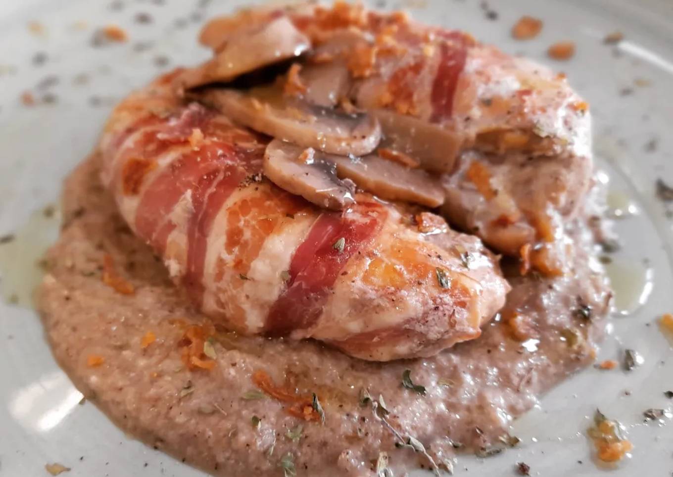 Solomillos de pollo albardados en salsa de champiñones