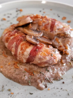 Una foto de Solomillos de pollo albardados en salsa de champiñones