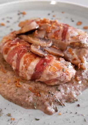 Foto principal de Solomillos de pollo albardados en salsa de champiñones