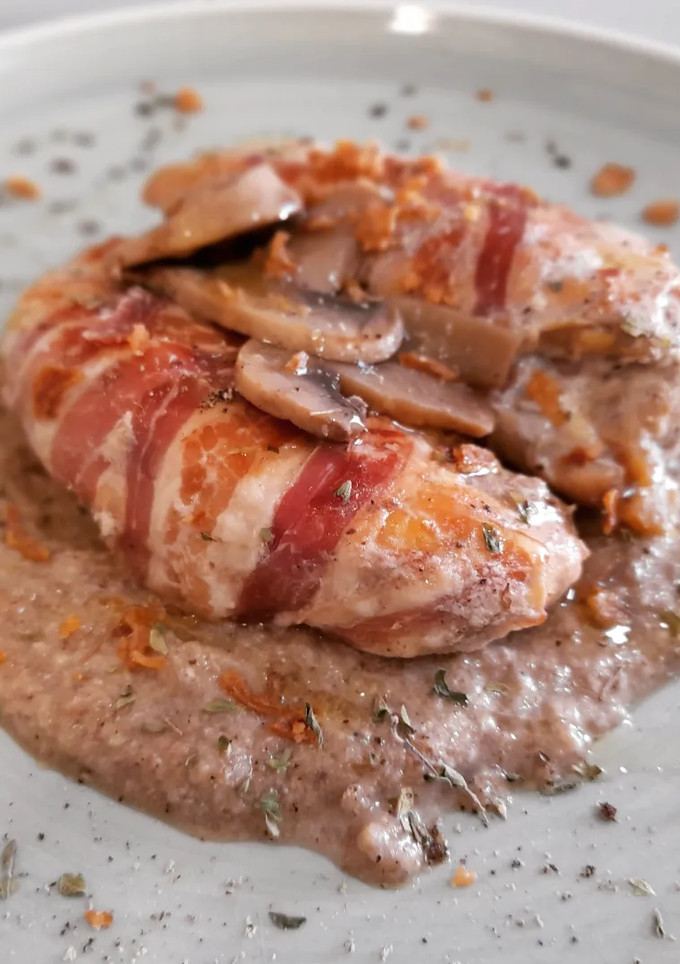 Una foto de Solomillos de pollo albardados en salsa de champiñones