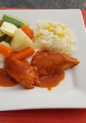 Una foto de Exquisito pollo a la BBQ servido con vegetales