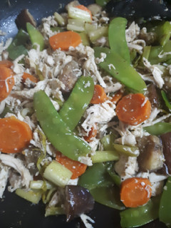 Una foto de Pollo con verduras