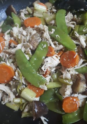 Una foto de Pollo con verduras