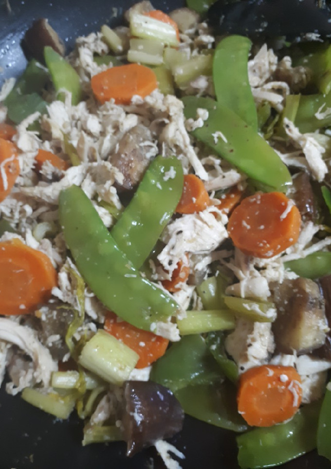 Una foto de Pollo con verduras