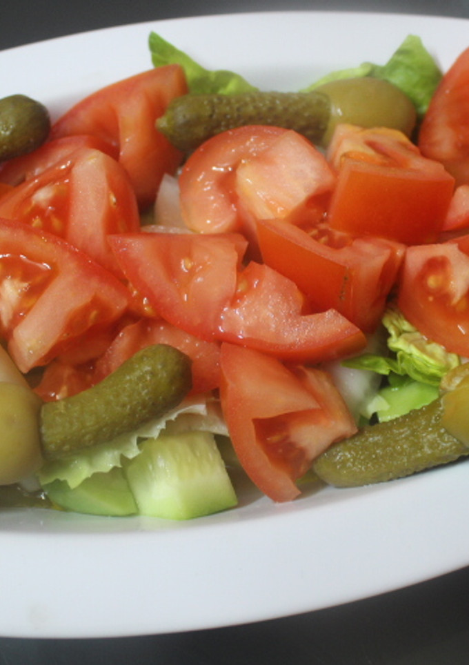 Una foto de Ensalada de espárragos, tomate y pepino