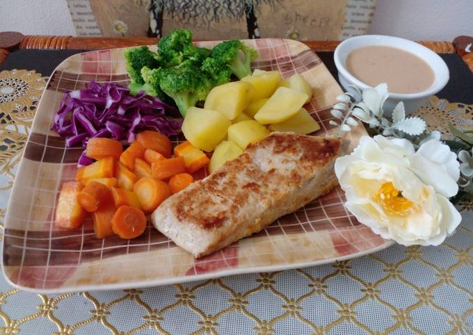 Resep Grill tuna salad with sesame sauce Anti Gagal