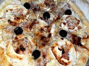 Une photo de pizza chevre miel