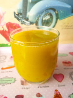 Una foto de Zumo de mango, kiwi y piña