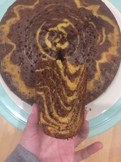 Una foto de Bizcocho de naranja y chocolate marmolado