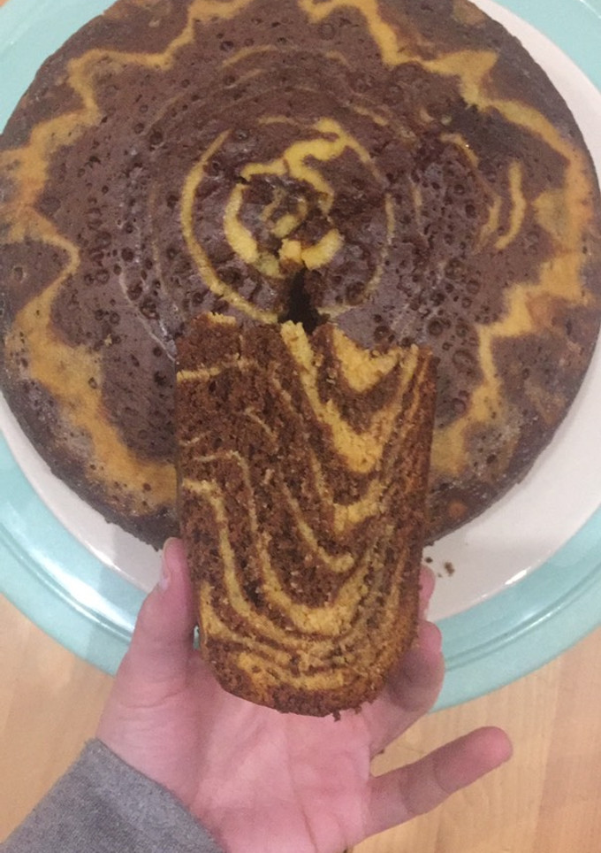 Una foto de Bizcocho de naranja y chocolate marmolado