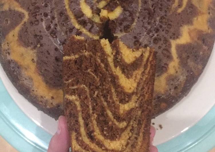 Bizcocho de naranja y chocolate marmolado