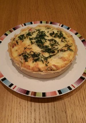 A picture of Cheddar, Bacon & Tomato Tart.