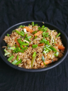 વેજીટેબલ ફ્રાઇડ રાઈસ(vegetable fried rice recipe in Gujarati) રેસીપી મુખ્ય ફોટો