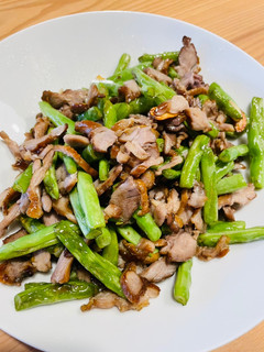 煙燻鴨胸肉絲炒四季豆|家常菜|快速料理 的食譜成品照片