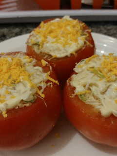 Una foto de Tomates rellenos de arroz y atún🍅