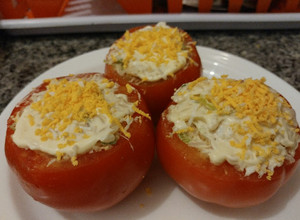 Una foto de Tomates rellenos de arroz y atún🍅