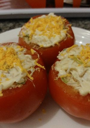 Una foto de Tomates rellenos de arroz y atún🍅