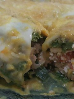 Una foto de Canelones de verdura con relleno de pollo y salsa de calabaza
